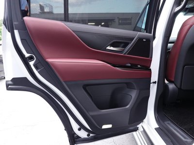 2025 Lexus LX thumbnail 42