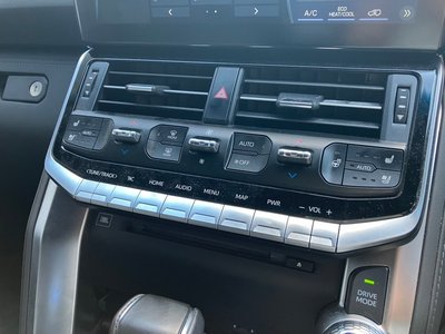 TOYOTA LAND CRUISER 300 - 10