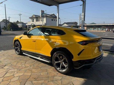 LAMBORGHINI URUS - 5