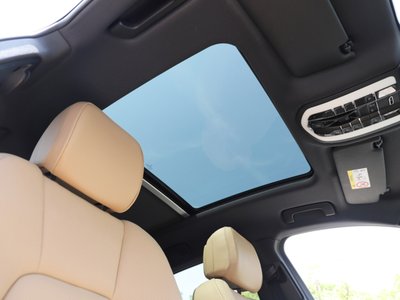 2025 Porsche MACAN photo 3
