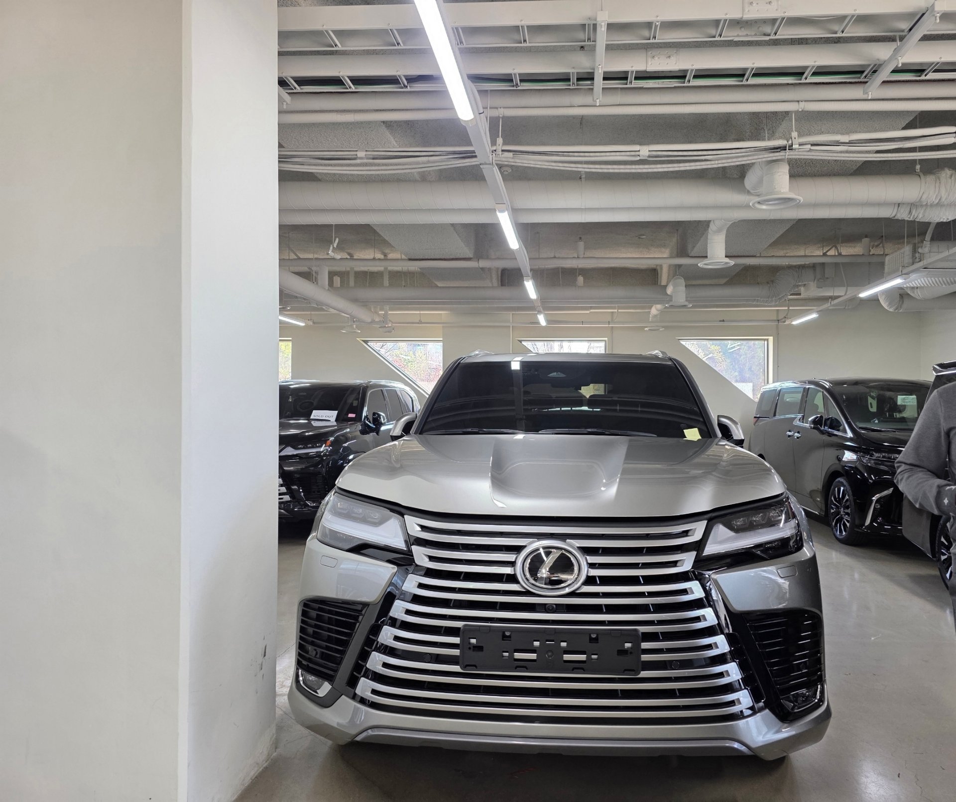 LEXUS LX - View 1