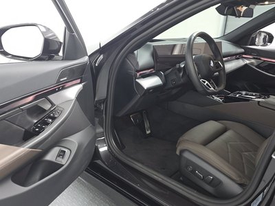 2025 BMW 5 SERIES — миниатюра 13