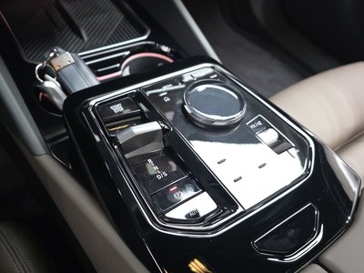 2025 BMW 5 SERIES — миниатюра 12