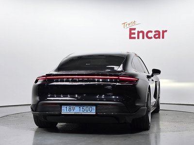 PORSCHE TAYCAN - 3