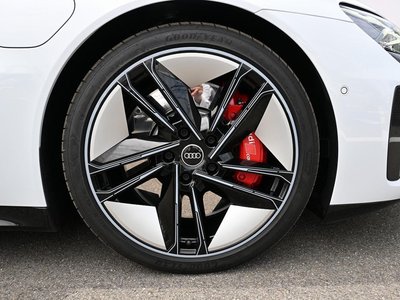 AUDI RS E-TRON GT - 7