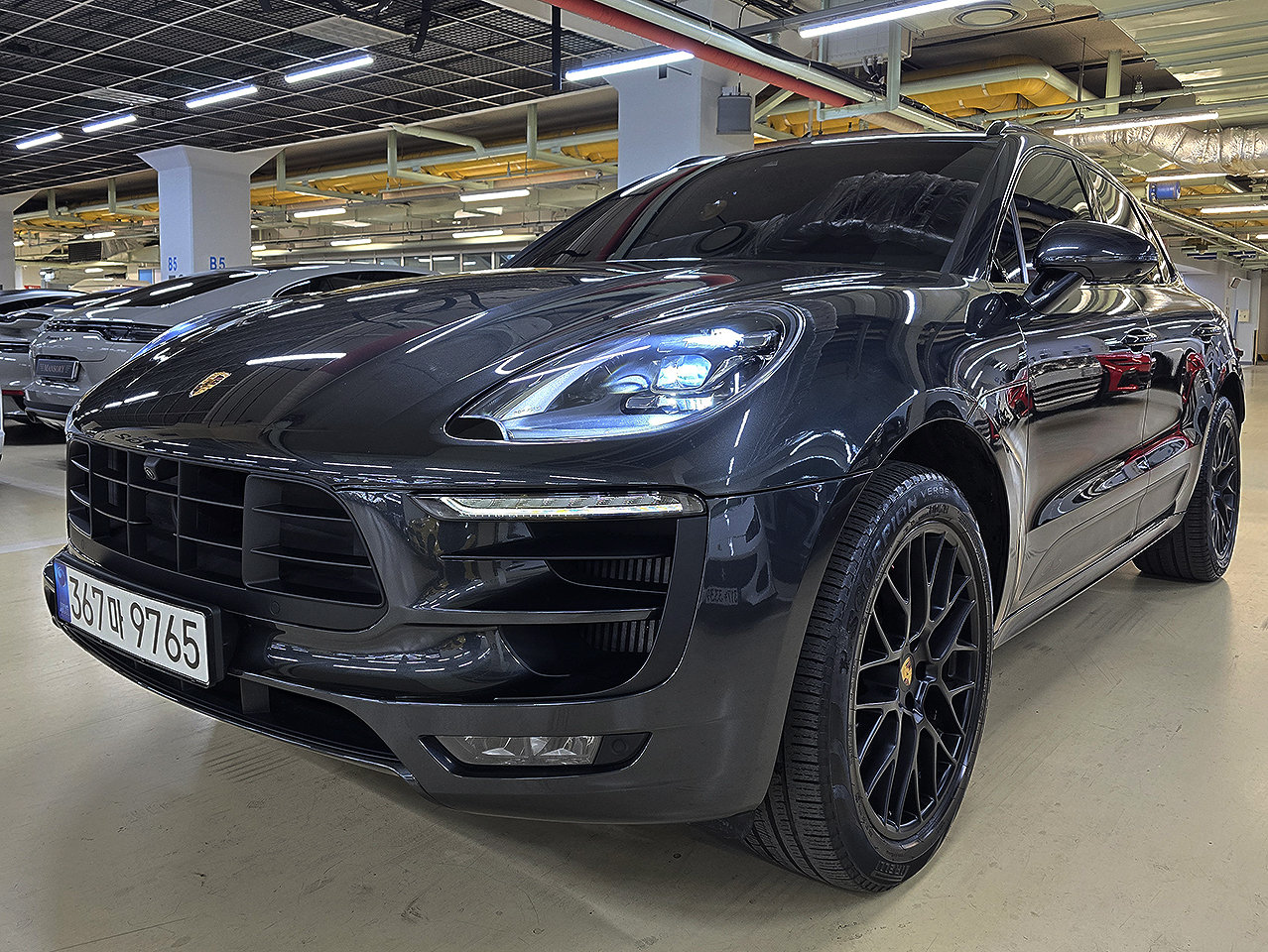 PORSCHE MACAN - View 1