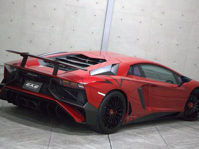 LAMBORGHINI AVENTADOR - 4