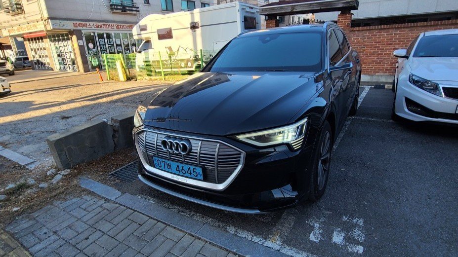 AUDI E-TRON - View 1