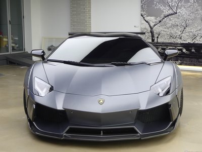 LAMBORGHINI AVENTADOR - 1