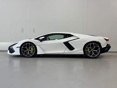 صورة 8 لـ 2025 Lamborghini REVUELTO