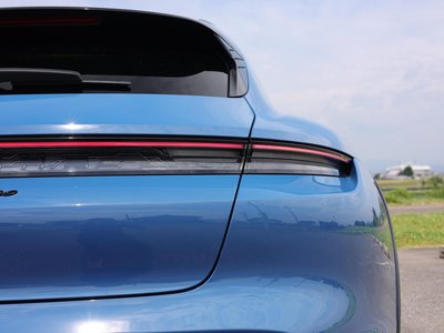 صورة 8 لـ 2022 Porsche TAYCAN