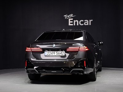 2025 BMW 5 SERIES photo 4