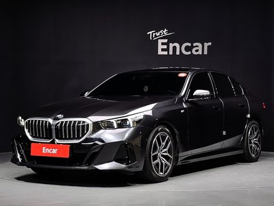 2025 BMW 5 SERIES photo 1