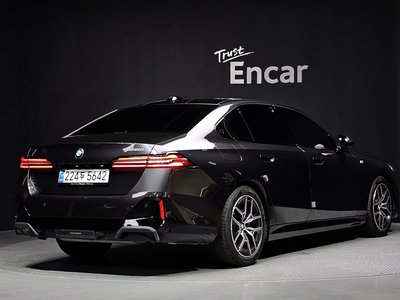 2025 BMW 5 SERIES photo 3