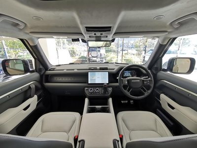 LAND ROVER DEFENDER - 4