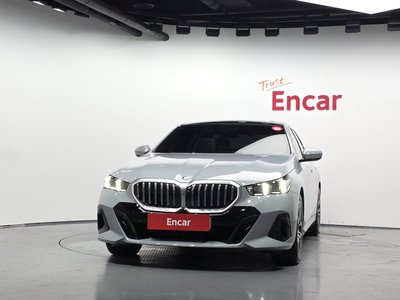 2025 BMW 5 SERIES — фото 2