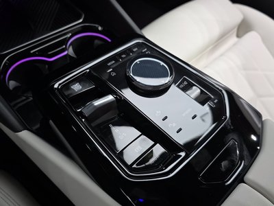 2025 BMW 5 SERIES — фото 9