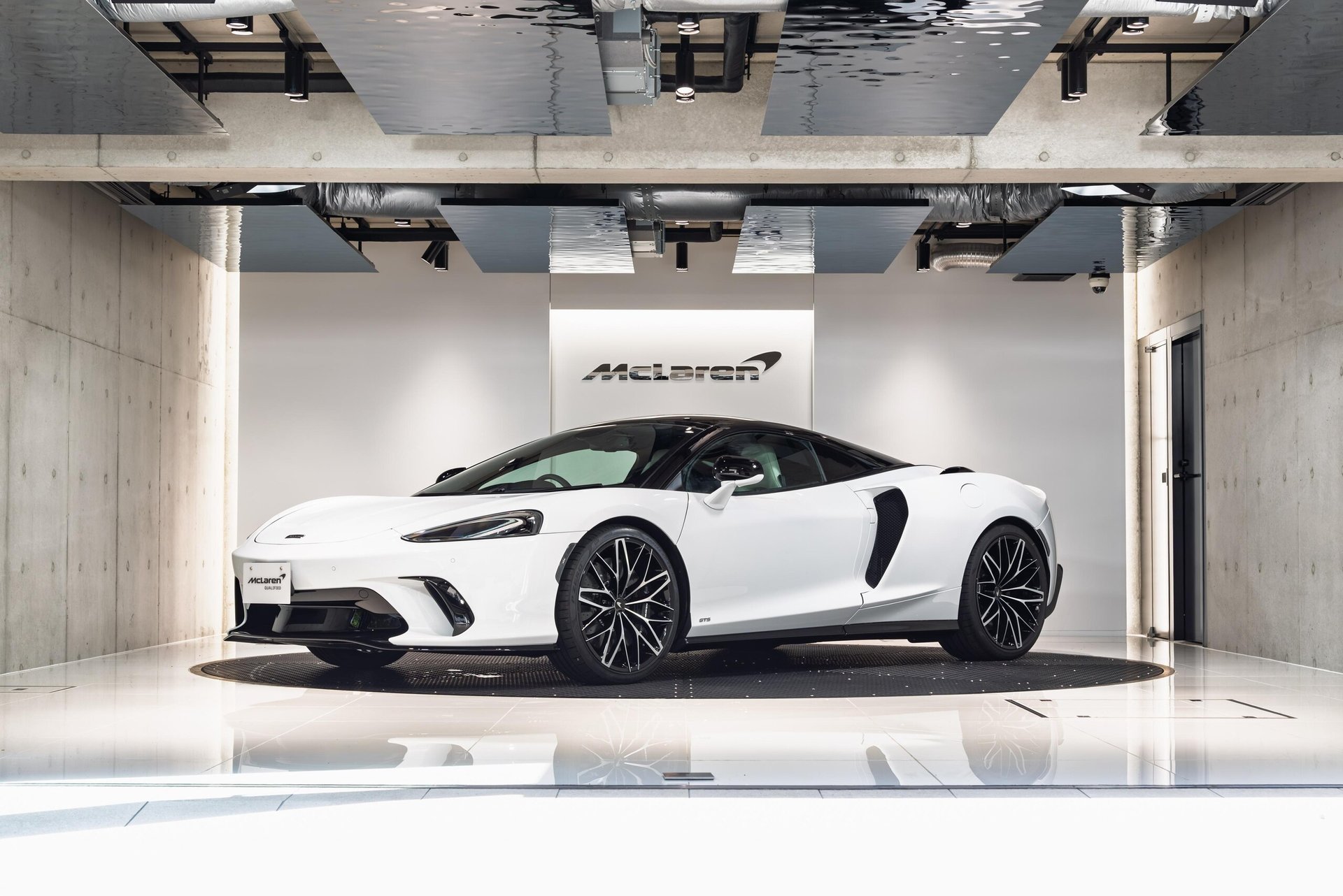 MCLAREN GTS - View 1