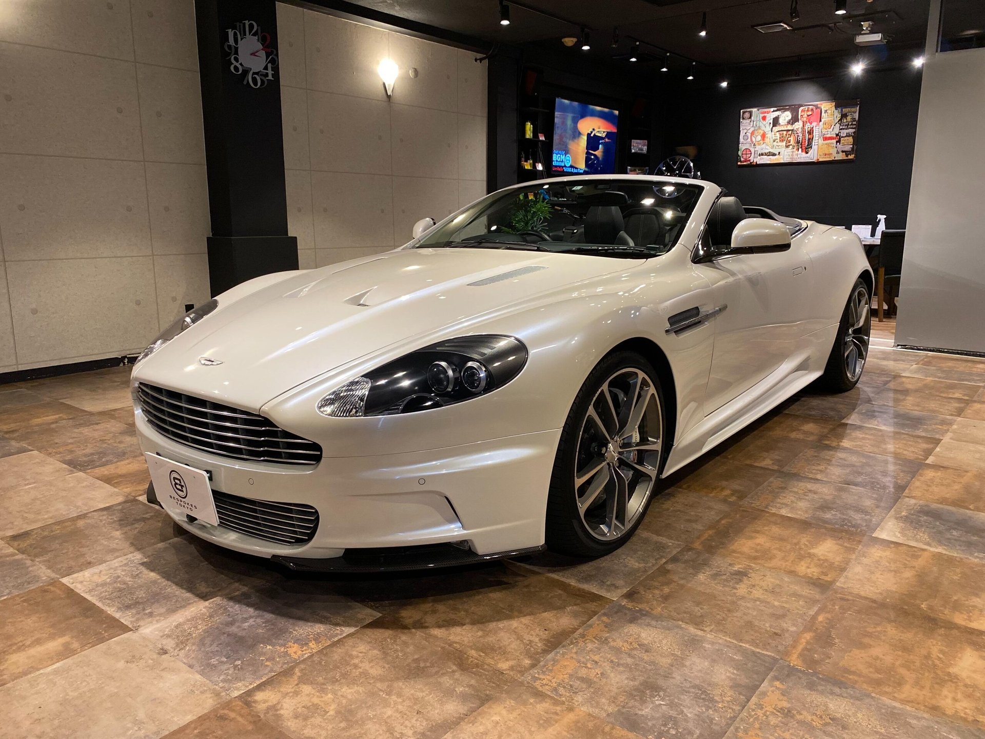 ASTON MARTIN DBS VOLANTE - View 1
