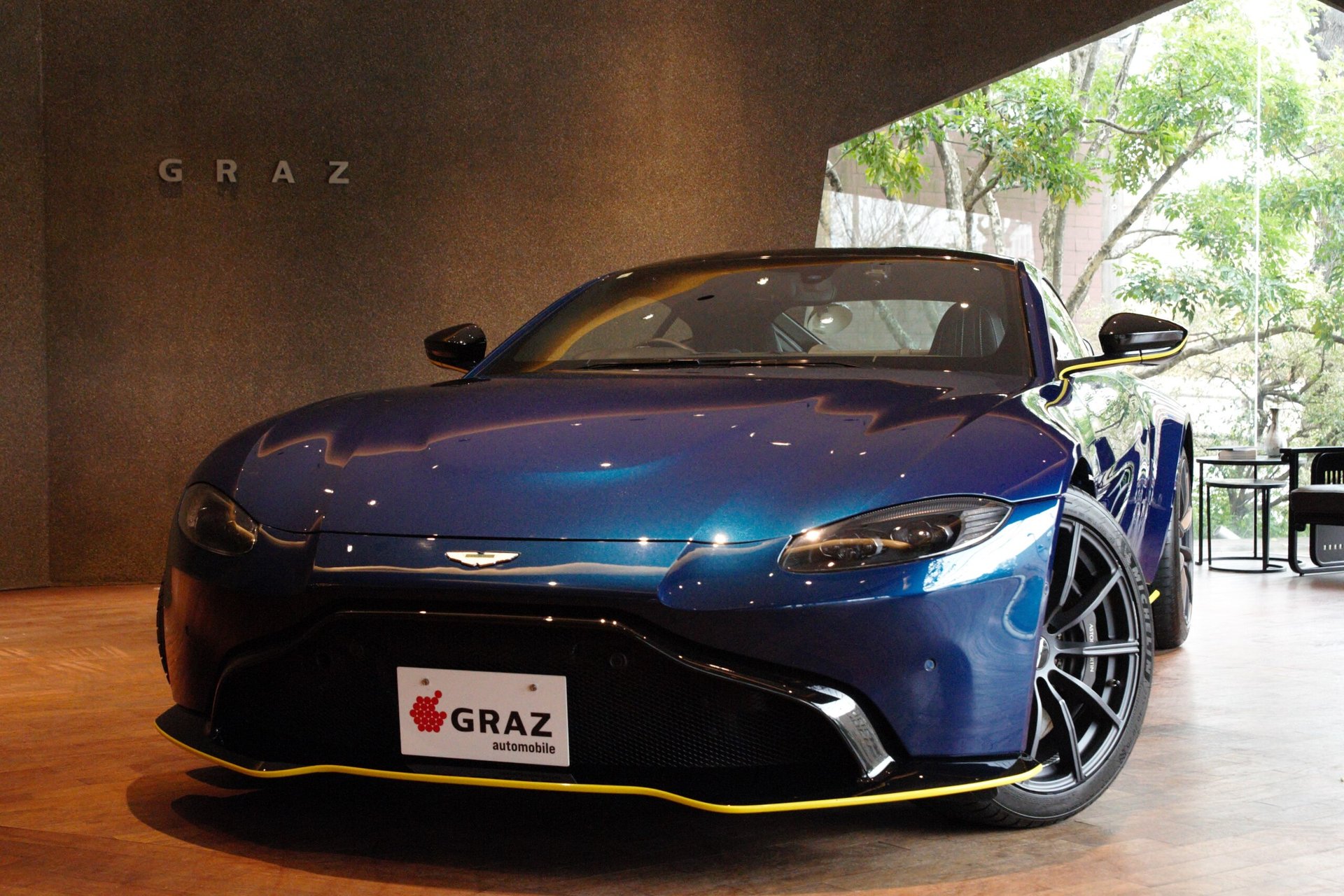 ASTON MARTIN VANTAGE - View 1