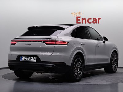 2022 Porsche CAYENNE photo 2