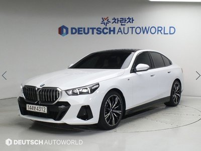 2025 BMW 5 SERIES photo 1