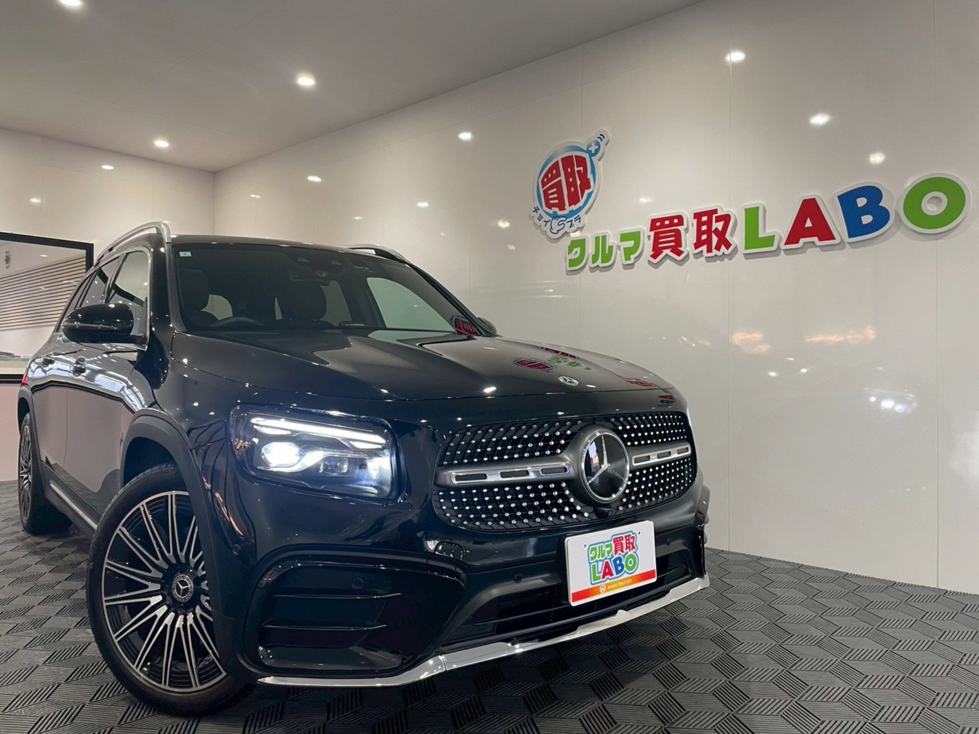 MERCEDES-BENZ GLB - View 1