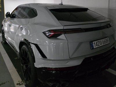 LAMBORGHINI URUS - 6