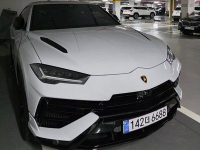 LAMBORGHINI URUS - 1