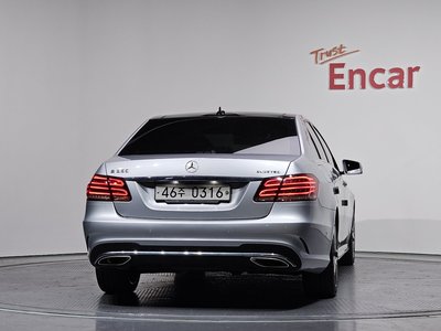 MERCEDES-BENZ E-CLASS - 4