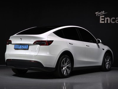 TESLA MODEL Y - 3