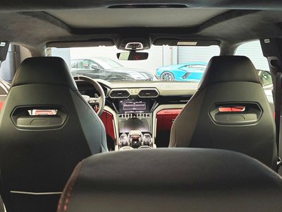 LAMBORGHINI URUS - 10