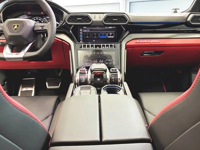 LAMBORGHINI URUS - 4