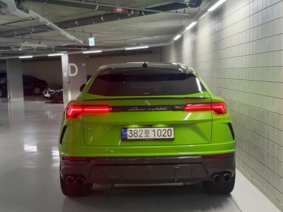 2021 Lamborghini URUS photo 3