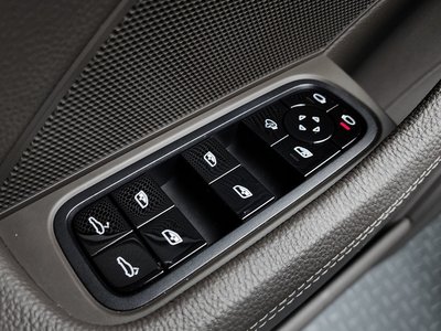 2018 Porsche PANAMERA thumbnail 35