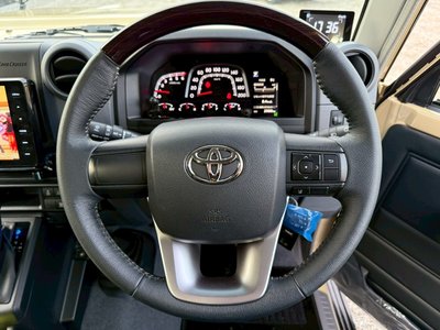 TOYOTA LAND CRUISER 70 - 4