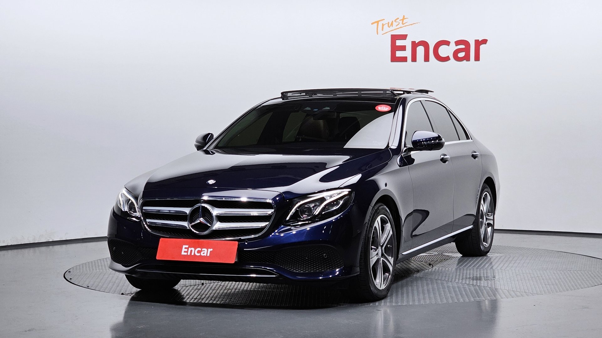 MERCEDES-BENZ E-CLASS - View 1