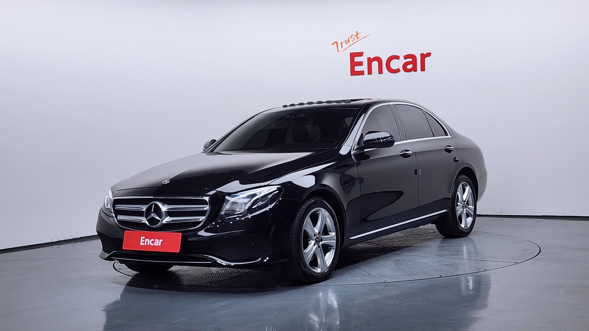 MERCEDES-BENZ E-CLASS - View 1