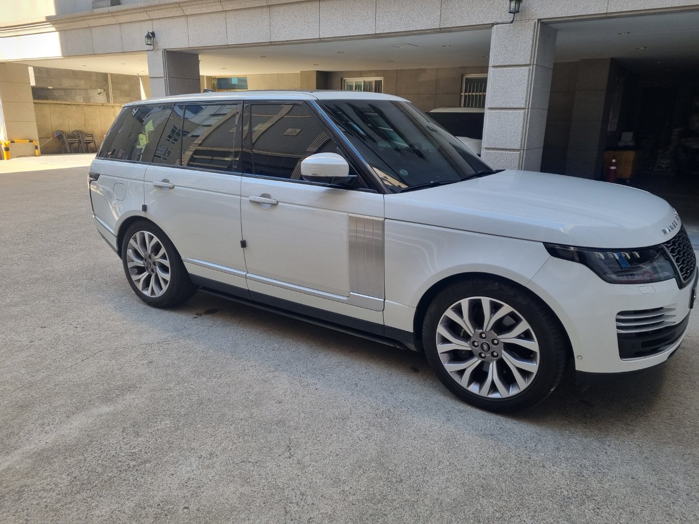 LAND ROVER RANGE ROVER - View 1