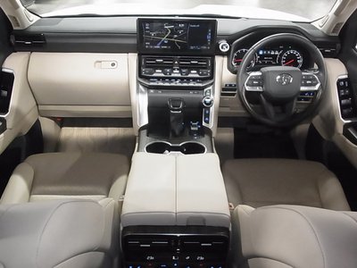 TOYOTA LAND CRUISER 300 - 7