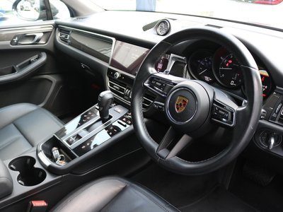 2021 Porsche MACAN photo 2