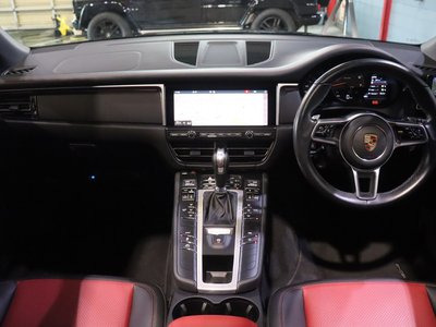 PORSCHE MACAN - 4