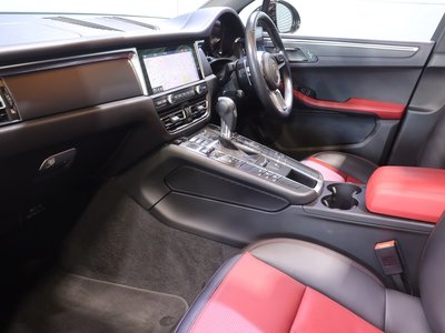 PORSCHE MACAN - 10