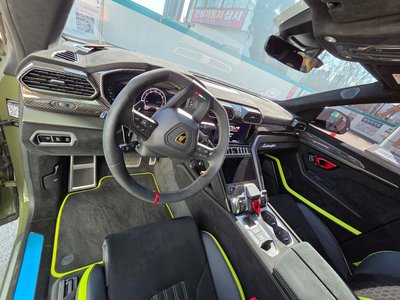 LAMBORGHINI URUS - 8
