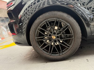 2025 Porsche CAYENNE photo 8