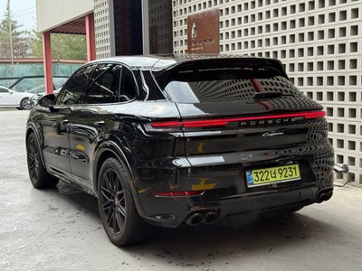 2025 Porsche CAYENNE photo 6