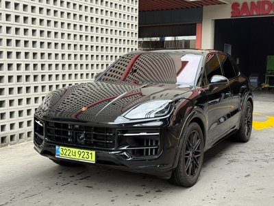 2025 Porsche CAYENNE photo 2