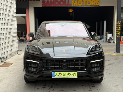 2025 Porsche CAYENNE photo 1
