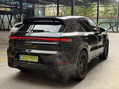 2025 Porsche CAYENNE photo 3