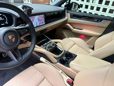 2025 Porsche CAYENNE photo 9